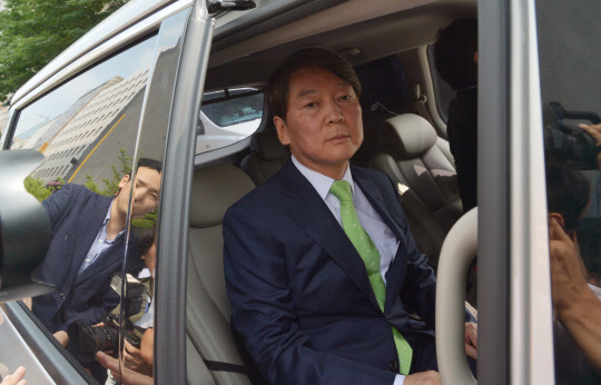 국민의당 안철수 전 대표가 12일 오후 서울 여의도 당사에서 사과 기자회견을 마친 후 차에 타고 있다.